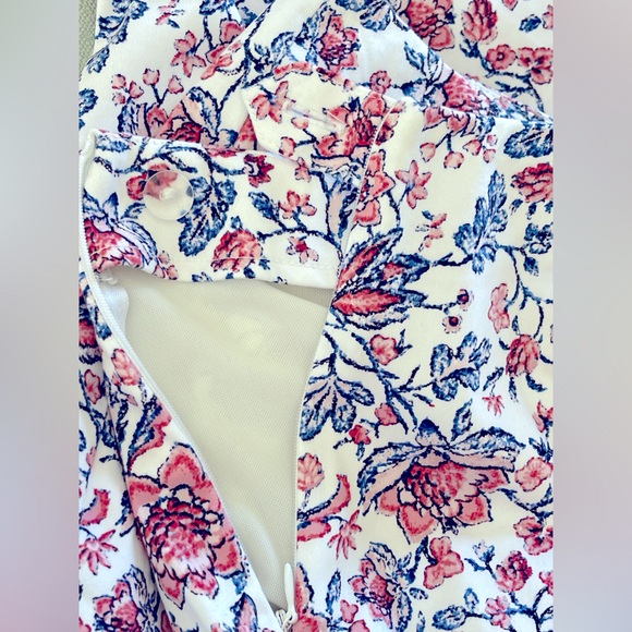 Charter Club White, Blue & Red Floral TummyControl Straight Leg Pants EUC Size 4 - Picture 9 of 10